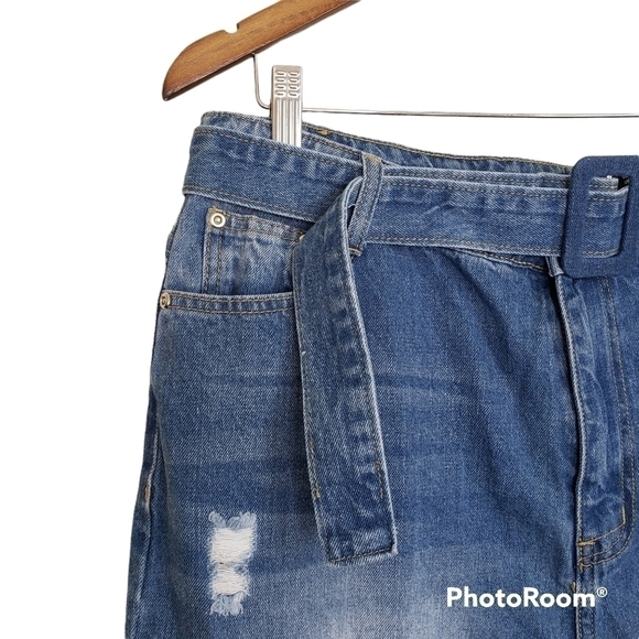 PrettyLittleThing blue distressed high rise belted jeans size large NWT - Picture 3 of 8